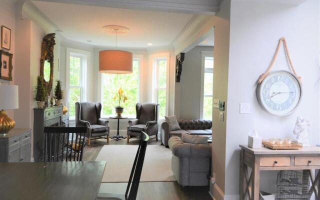 Penthouse Level, Stunning Wrigley Stay