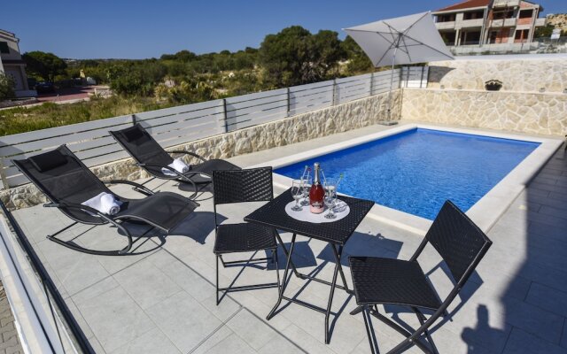 Funtastic C Apartment with Pool and Terrace