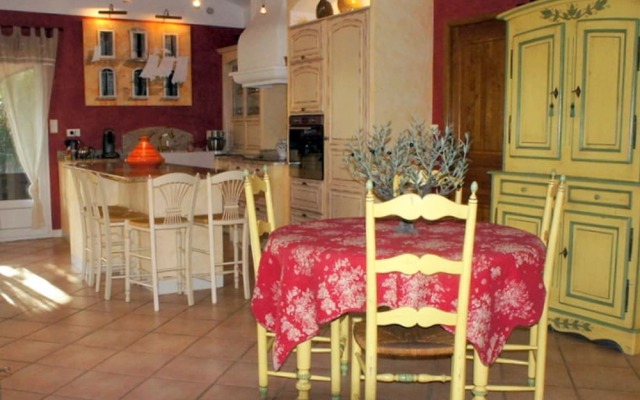 Cozy Villa in Roquemaure France With Private Swimming Pool