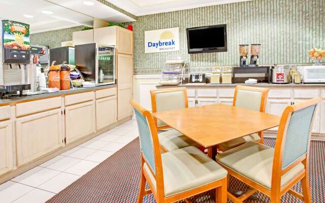 Days Inn by Wyndham Kingsland GA