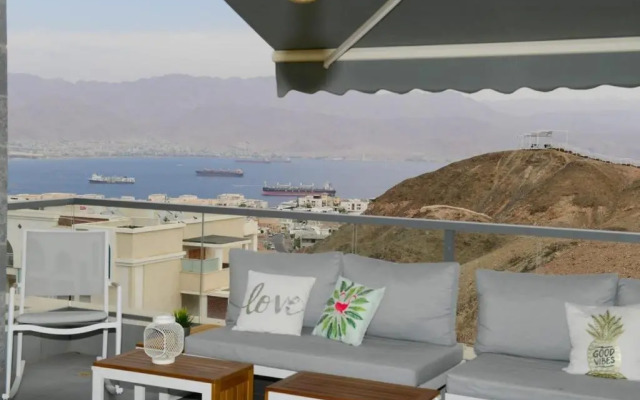 Gorgeous - Red rock and Sea view.