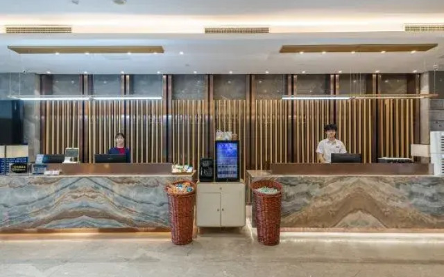 EARL FAMILY  Hotel