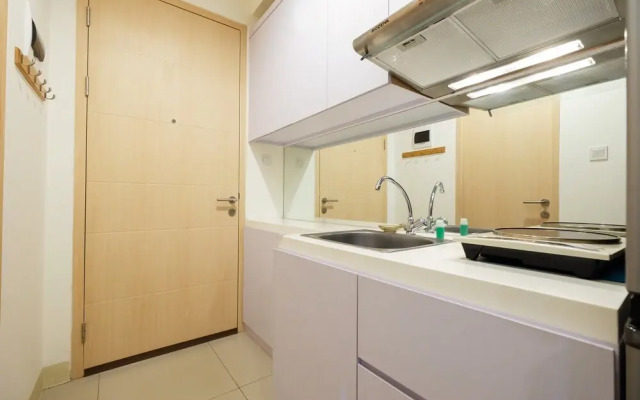 Homey Studio Room Tree Park Apartment near BSD City By Travelio