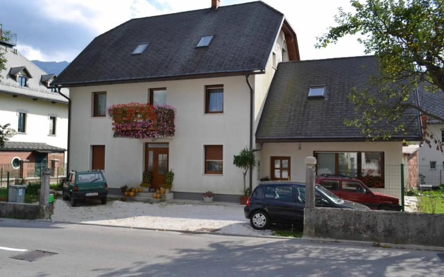 Apartmaji pri Ticelnu