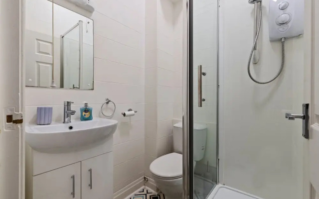 Tenby Studio Apartment - Stroll to Beach and Town