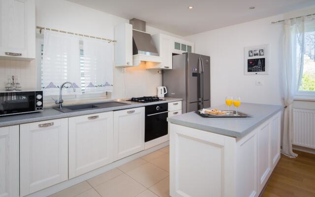 Stunning Villa Sofia With Heated Pool IN Split Hinterland