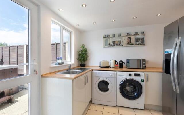 Modern Three Bedroom Home in Gloucester with Hot Tub