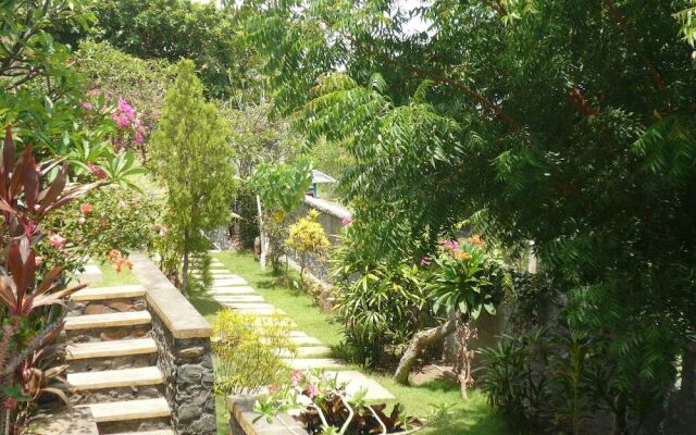 Lucky Paradise Bungalows on The Beach