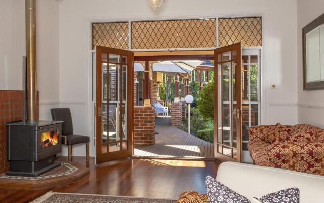 THE ELMS Berry Berry and Surrounds 4pm check out Sundays