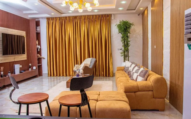 TM Luxe Stays Apartment