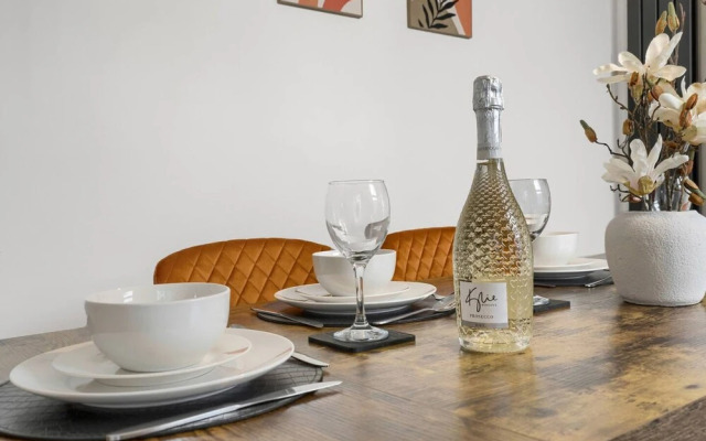 Central Chic - Huge Home - Free Wifi