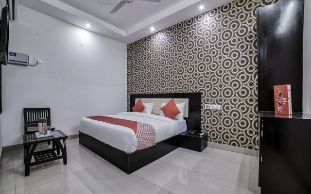 OYO 13637 Crown Residency