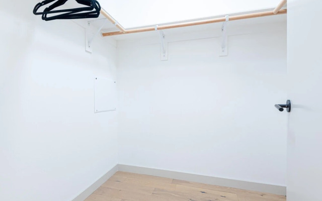 Gorgeous Hollywood Living - 2 Bedroom