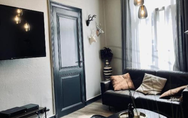The Jade - Elegant Apartment With Balcony