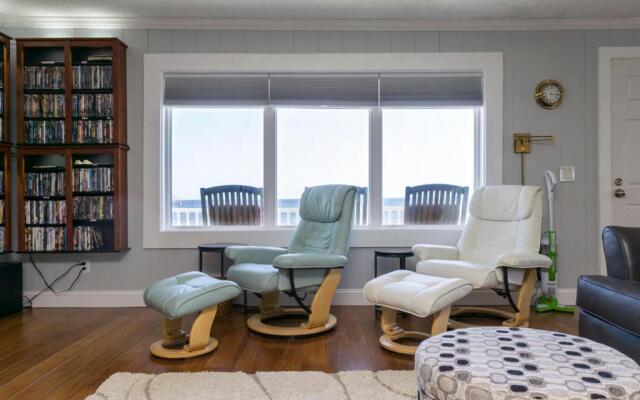 Breezy Oaks by Oak Island Accommodations