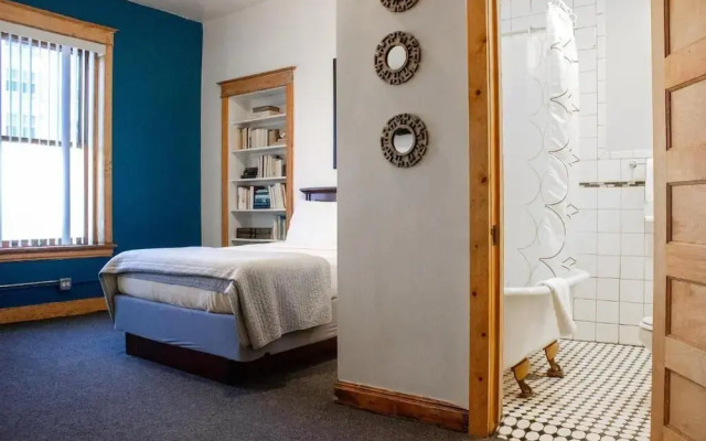 11th Avenue Hostel