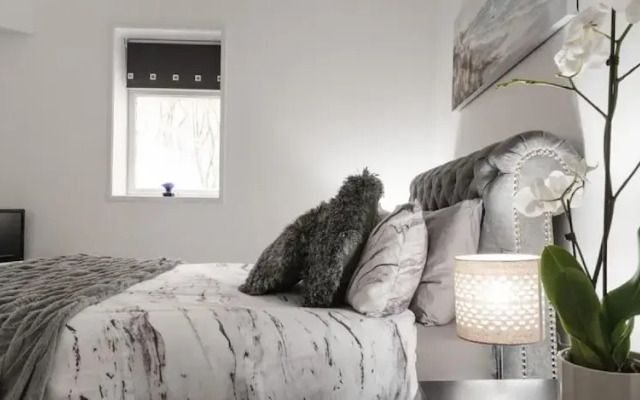 Sandybanks - Stylish apartment on Torquay promenade