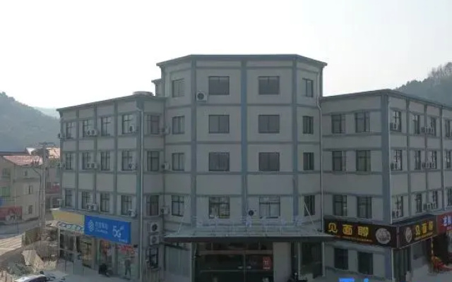 Xizhou Carnival Business Hotel