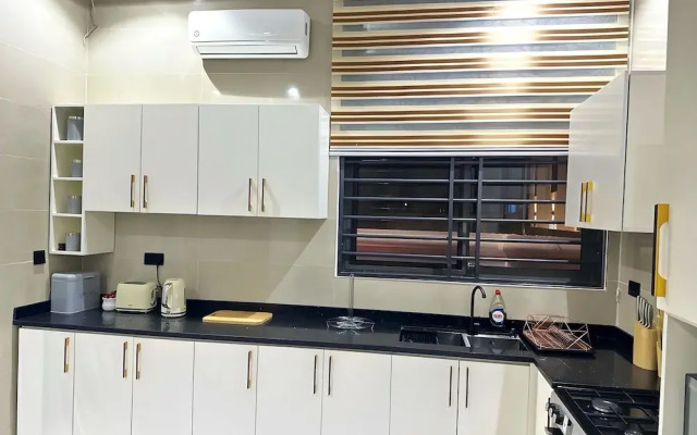 2BR Apartment With Pool and Wifi Near East Airport