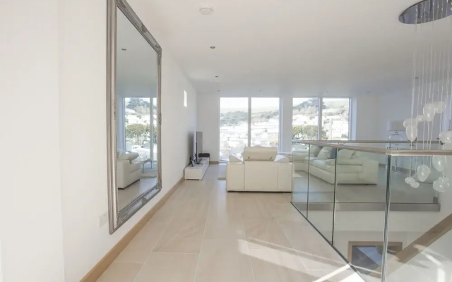 4 bed beach house with hot tub