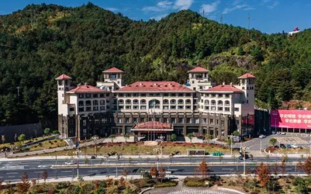 Junlin.Crescent Bay Hotel