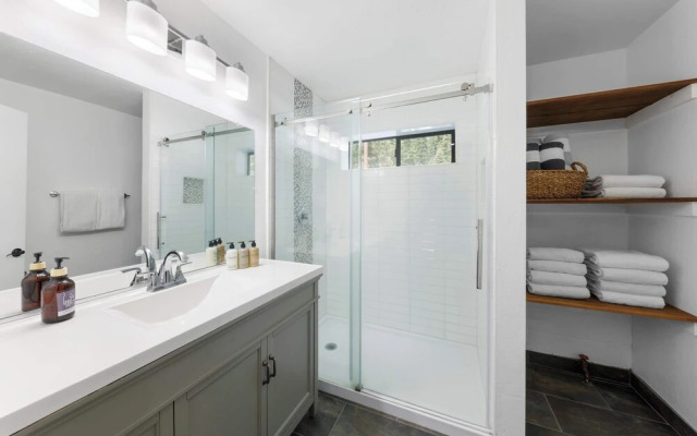 Bright & Modern Cabin Luxury Home in Carnelian Bay!