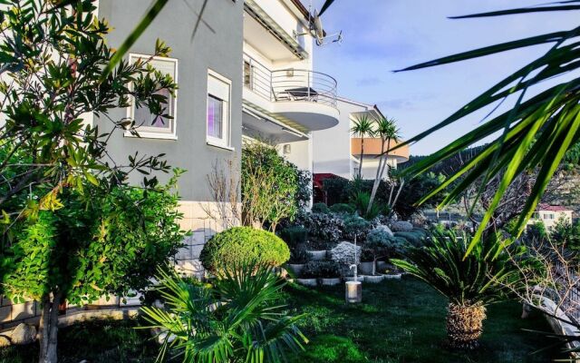 Apartment and Rooms Ana