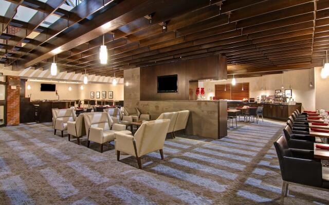 Holiday Inn Oakville Centre by IHG