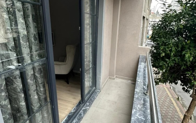 Lovely Apartment With Balcony in Esenler