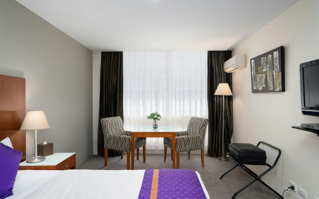 Park Regis Griffin Suites – Guest Rooms – Melbourne