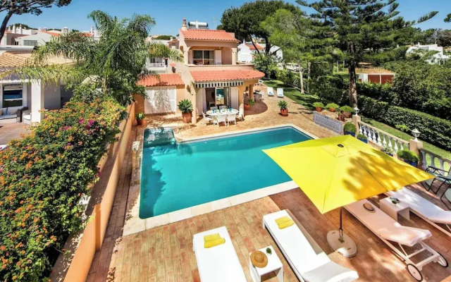 4 Bedrooms Private Pool Close To All Amenities