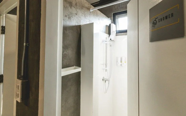 Post Factory Bed & Breakfast Sathorn Hostel - Adults Only