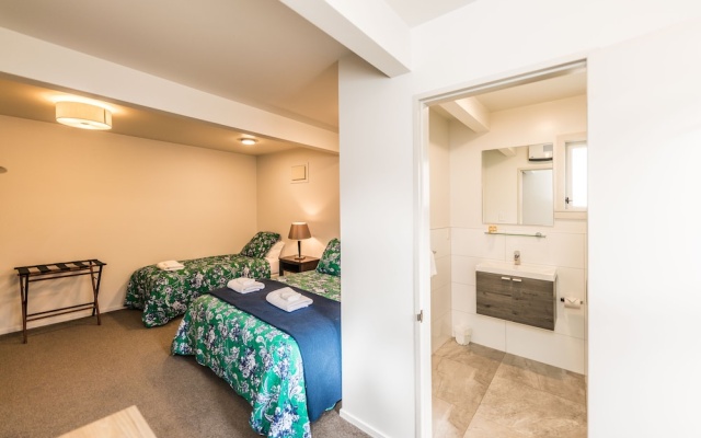 Bold Peak Lodge – Guest Rooms – Glenorchy