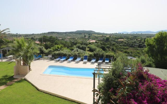 Carlo Apartments