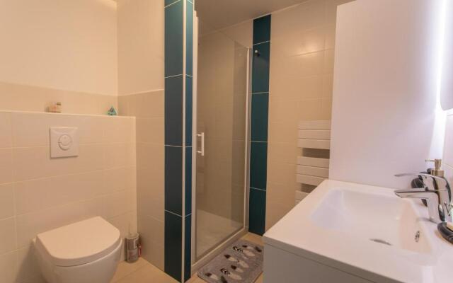 Rez-de-chaussée centre ville d'Embrun 3 étoiles