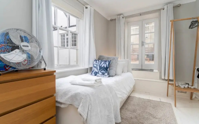 Host Stay Temple Street Townhouse