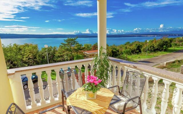 Adorable apartment in Dramalj with pool