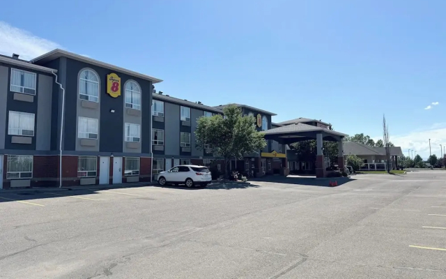 Super 8 High River AB