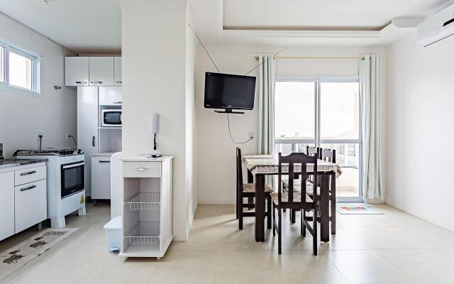 Apto com sacada a 10min praia do Santinho SBR402