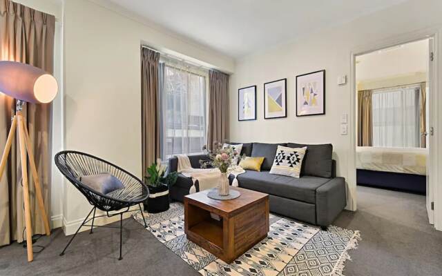 Spacious Retreat On Queen Street With Gym And Pool