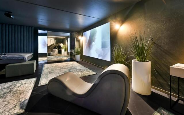 Jacuzzi Cinema loft