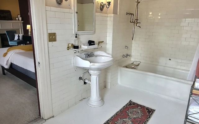 The Kings Throne Inn and Guest House