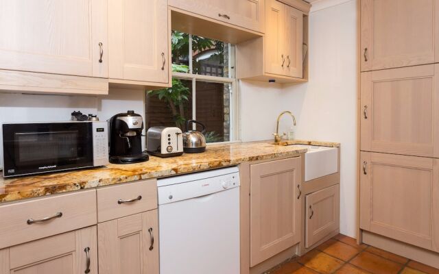 2 Bedroom Garden Apartment near Wimbledon