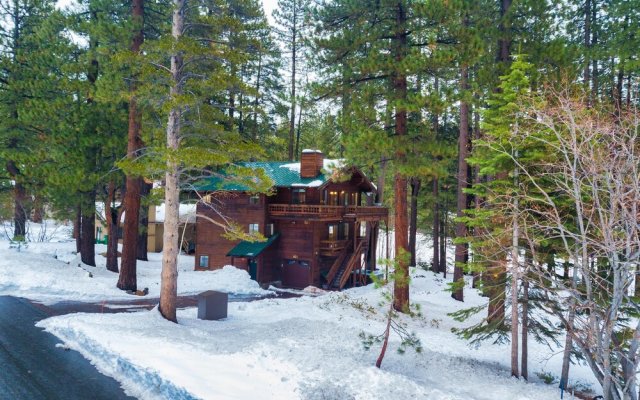 Tarly Serene Cabin w Two Patios & Hot Tub in Incline Village