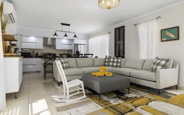 Beautiful 3br4ba Amazing Location w Private Pool