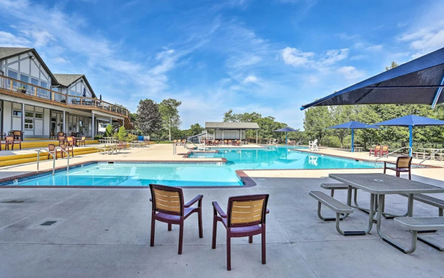 Pools, Hot Tub & More: Bushkill Mountain Getaway!