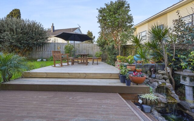 Spacious Family Home - Backyard-Mt-Views