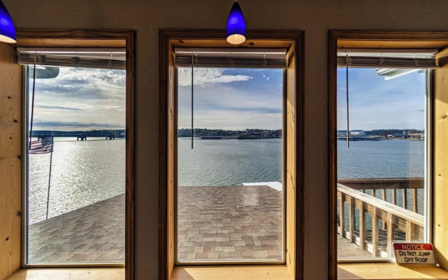 Redbud Retreat Amenity-filled Waterfront Home!