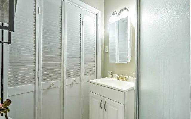 Family-friendly Keansburg Home: Walk to Beach!