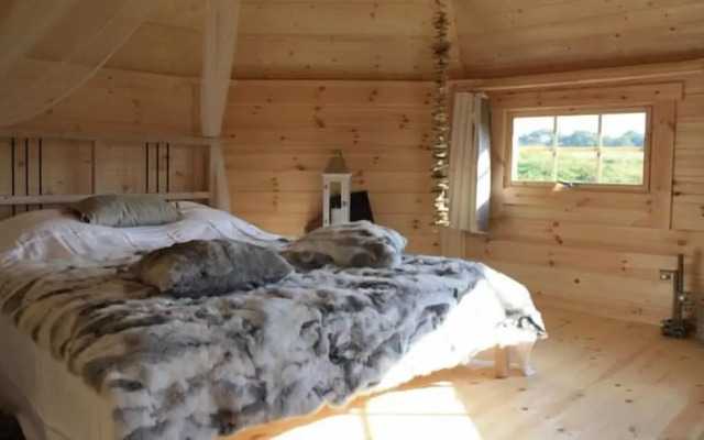 Comfortable Bungalow in Ploemel with Paid Sauna